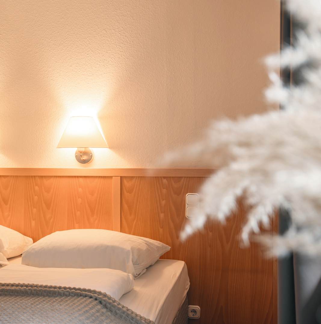 Zimmer mit Nachttischlampe