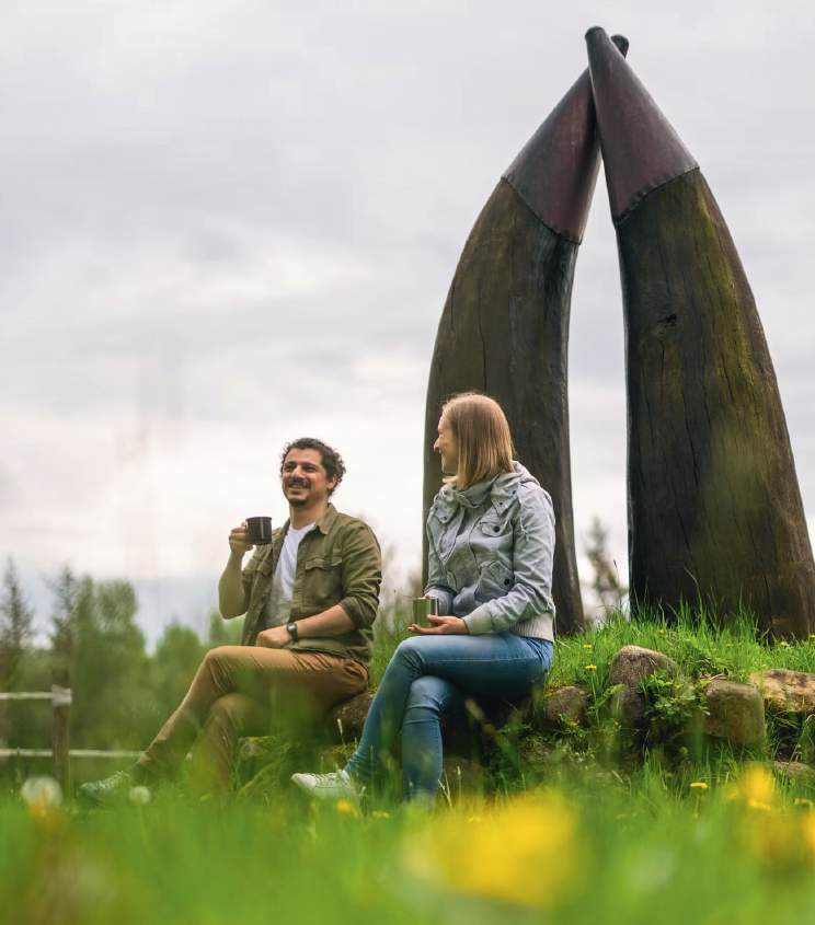 Radreisende am Denkmal