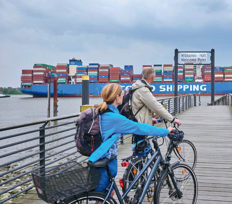 Radfahrer am Hafen